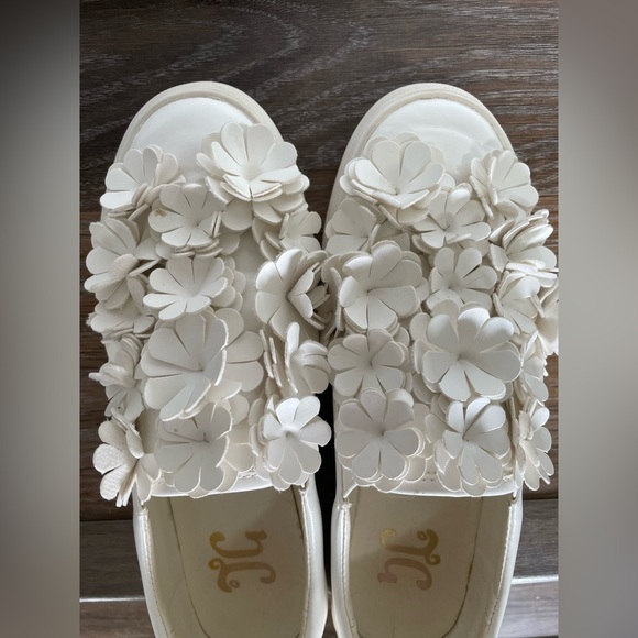 White Floral Applique Slip-on Sneakers - Size 8 - Picture 2 of 7